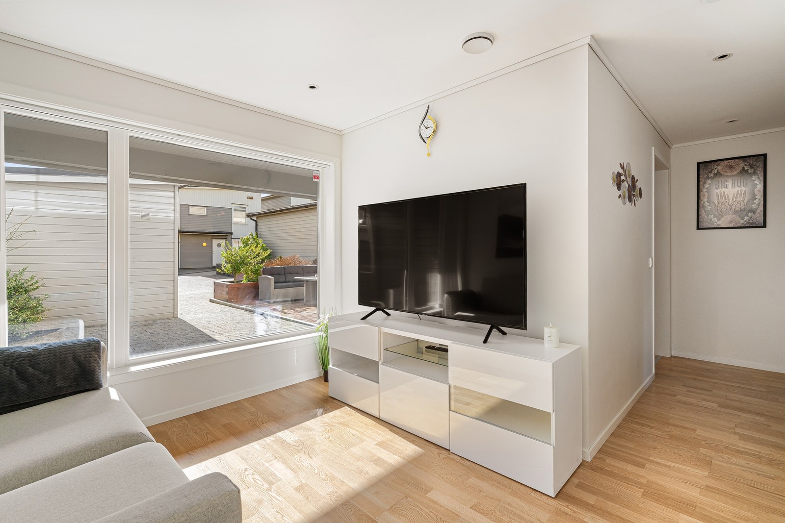 Stue i 1. etasje - et perfekt sted for barna eller ungdommen å slappe av og kose seg Galleribilde