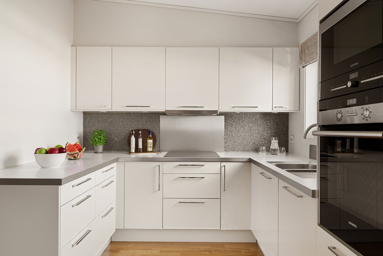 Kjøkkenet er utstyrt med integrerte hvitevarer og et frittstående kjøle- og fryseskap, alle medfølger ved overtakelse. Galleribilde