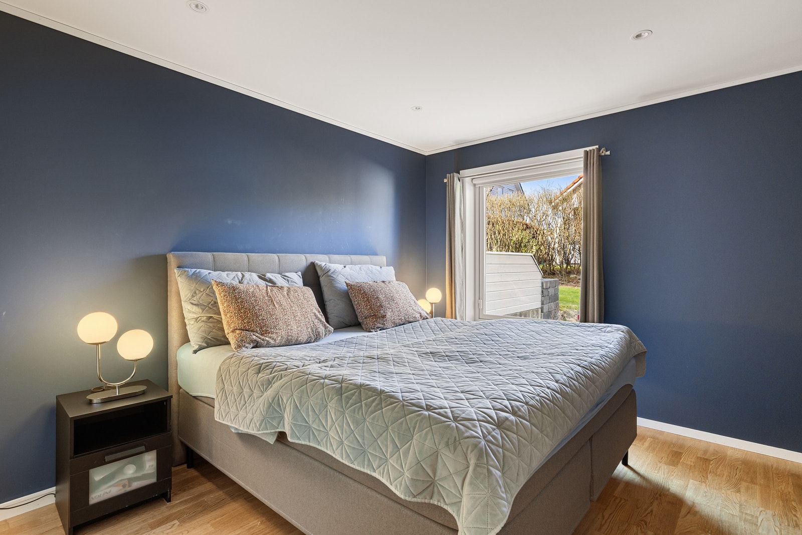 Romslig hovedsoverom med walk-in garderobe Galleribilde