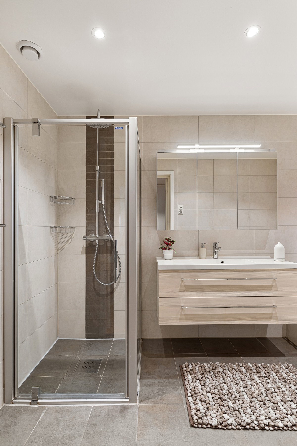 Pent fliselagt bad med varme i gulvet, dusj og badekar Galleribilde