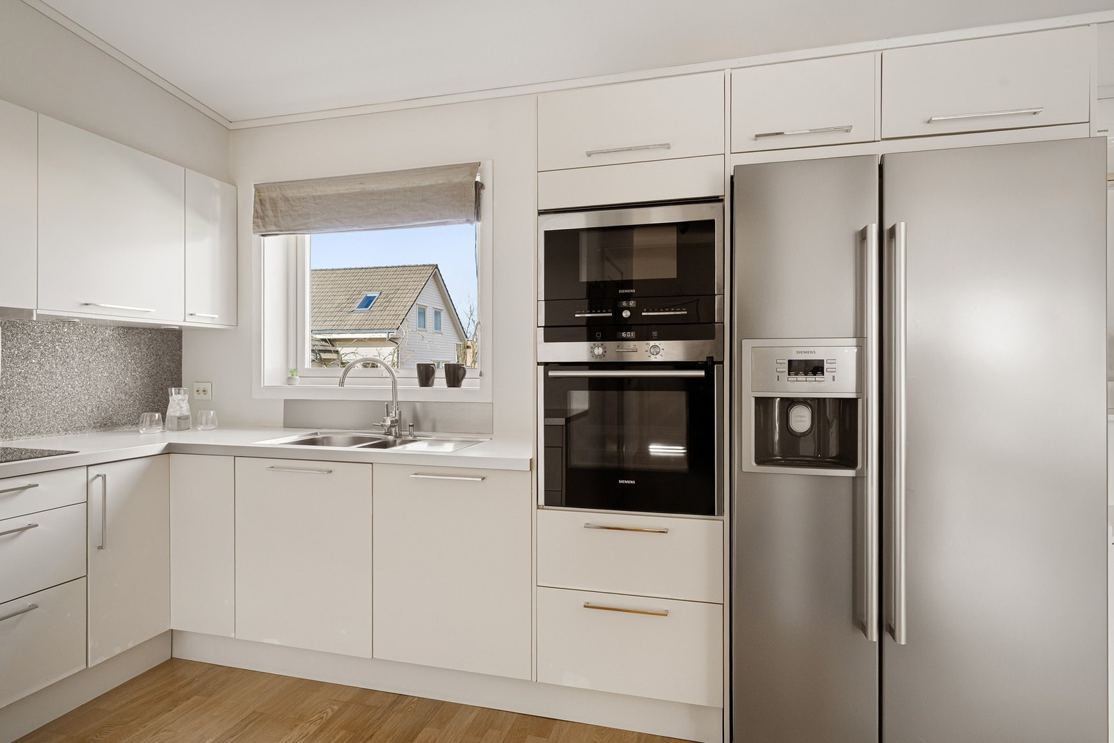 Kjøkkenet har også gjennomtenkte detaljer som nedfelt vask og diskret belysning under overskap Galleribilde