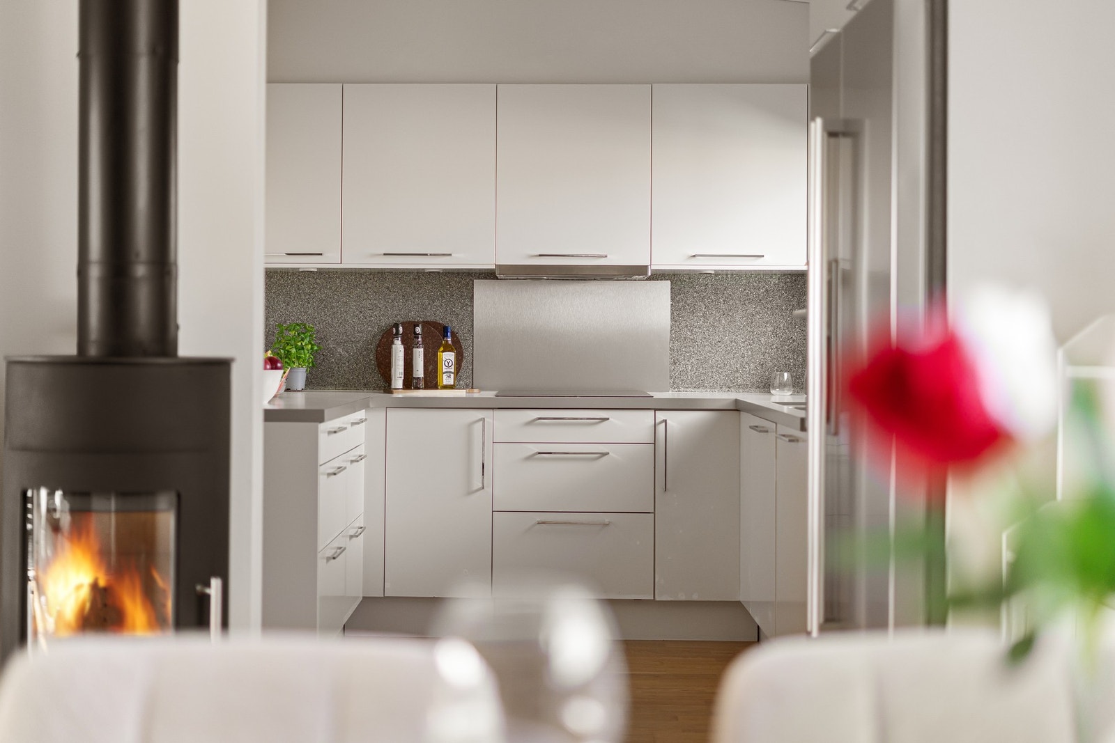 Pent kjøkken fra Norema med rikelig skap- og benkeplass, som gir gode arbeidsforhold og praktiske oppbevaringsløsninger Galleribilde