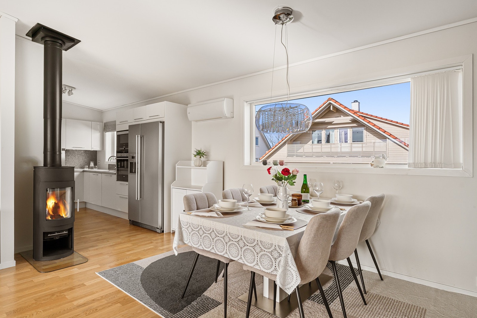 Stue og kjøkken henger sammen i en åpen og sosial løsning Galleribilde