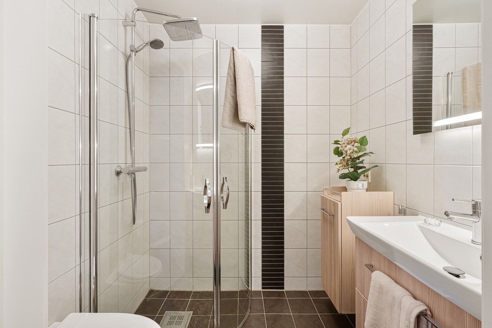 Pent fliselagt bad med varme i gulvet Galleribilde