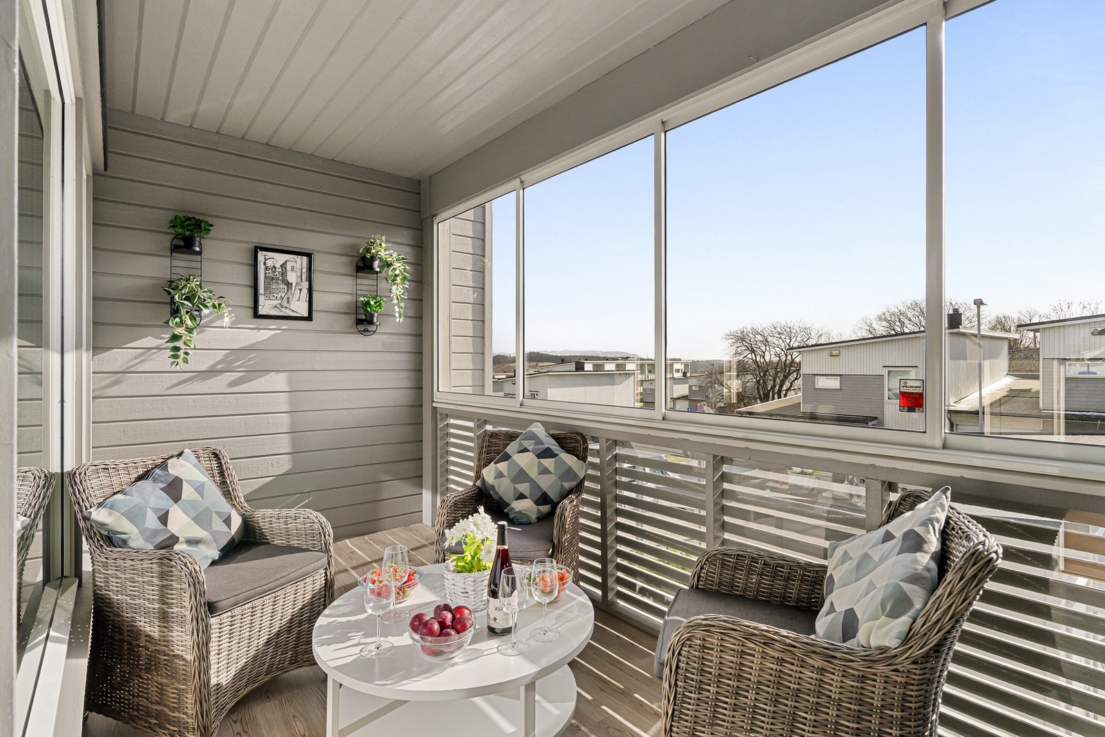 Romslig balkong på hele 10 kvm med rikelig plass til utemøbler, perfekt for å nyte fine dager ute. Galleribilde