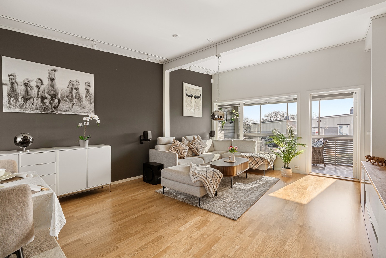 Lys, romslig og luftig stue med en behagelig atmosfære og svært gode møbleringsmuligheter Galleribilde