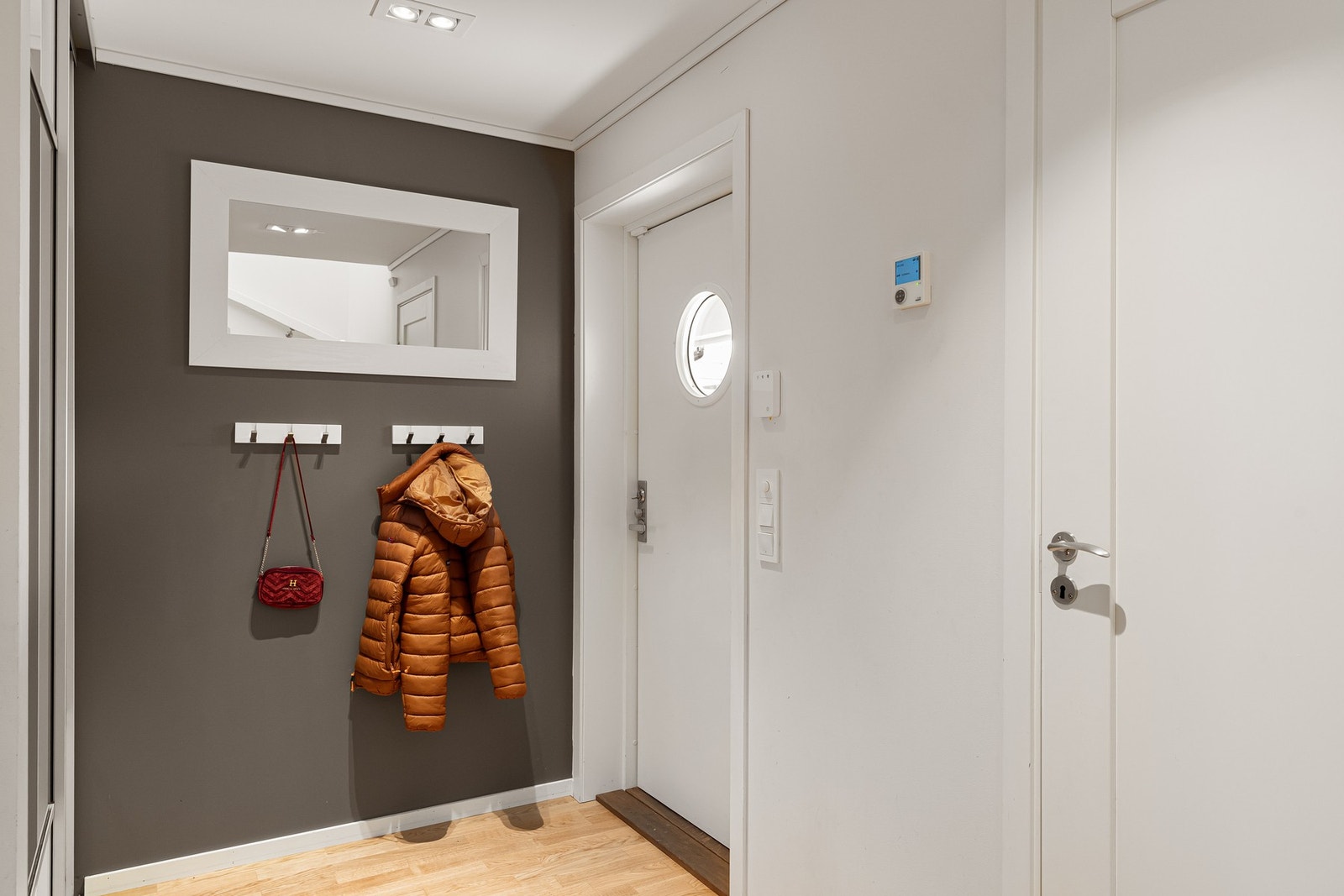 Pent inngangsparti med smart garderobeløsning for praktisk oppbevaring av yttertøy og sko. Galleribilde