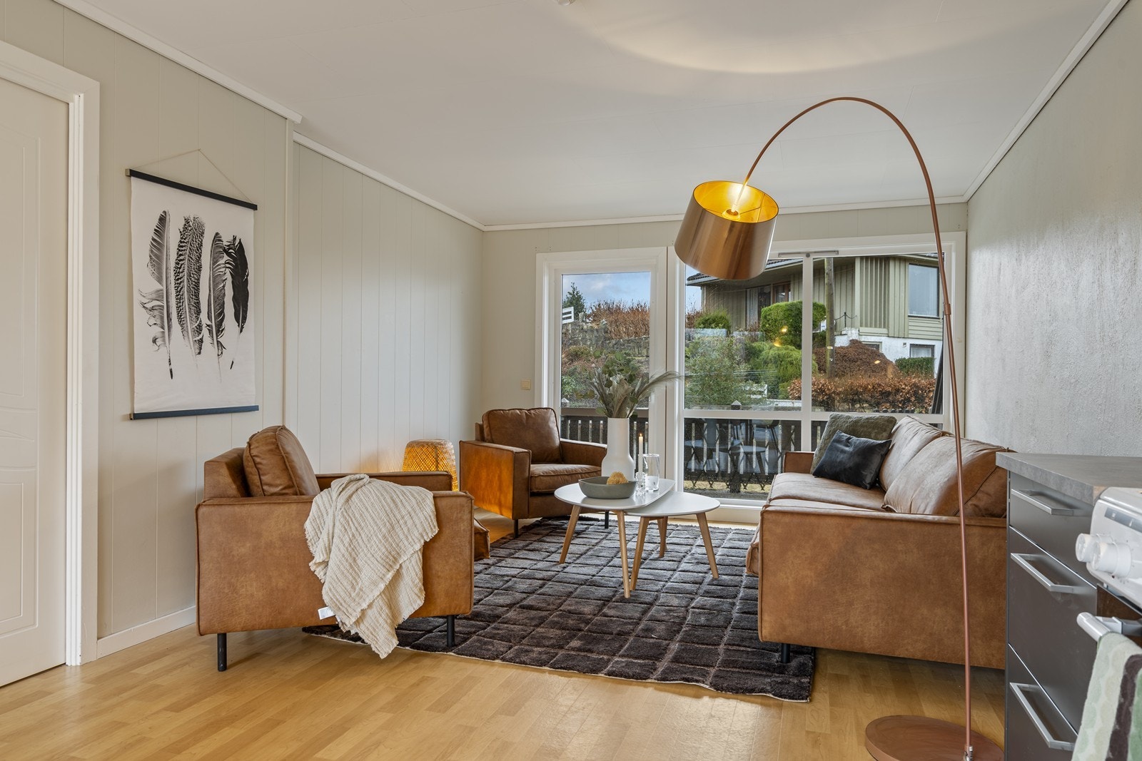 Store vindusflater gir naturlig lys og et flott utrykk i oppholdsrommet Galleribilde