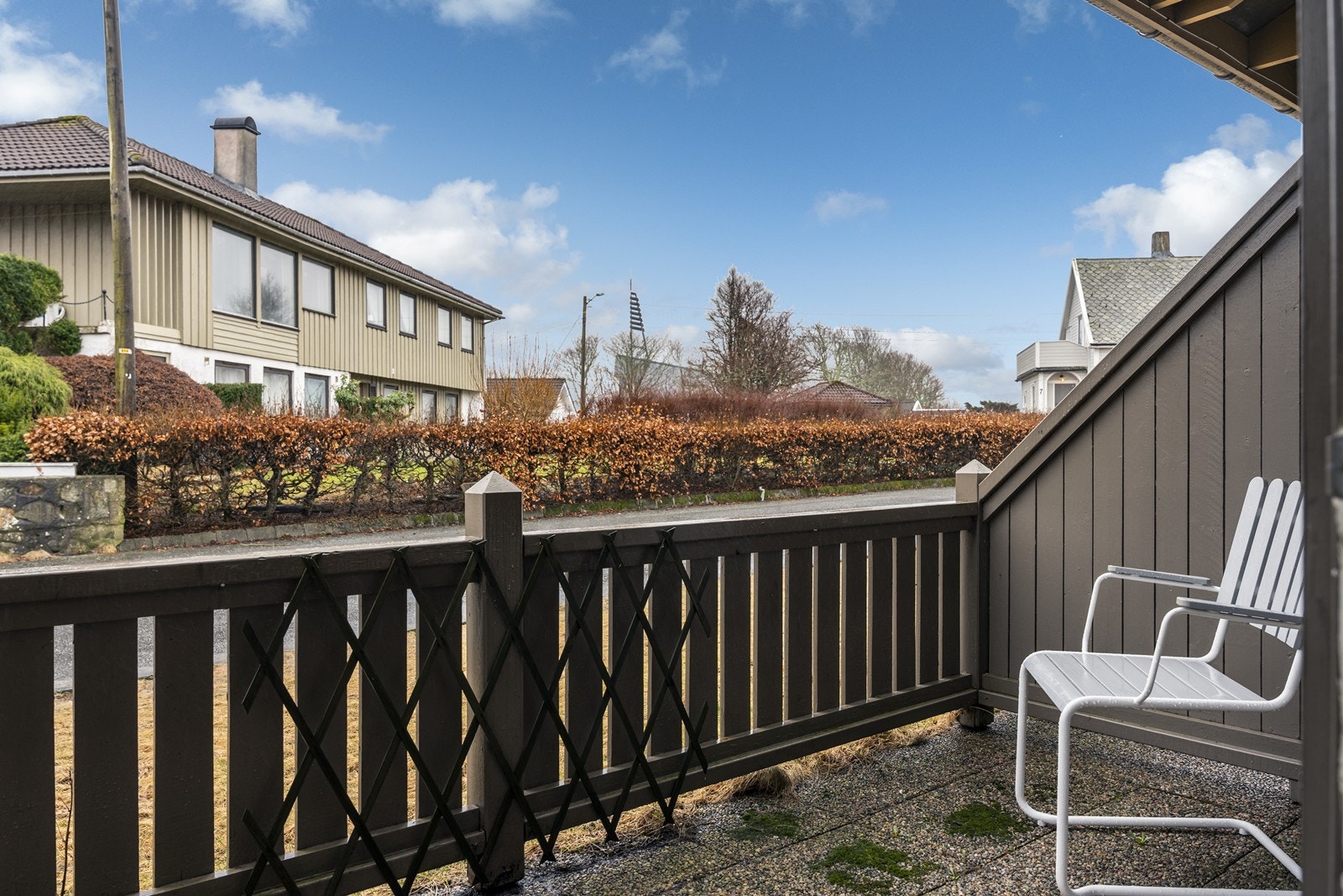 Trivelig terrasse skjermet under tak med adkomst fra stue Galleribilde