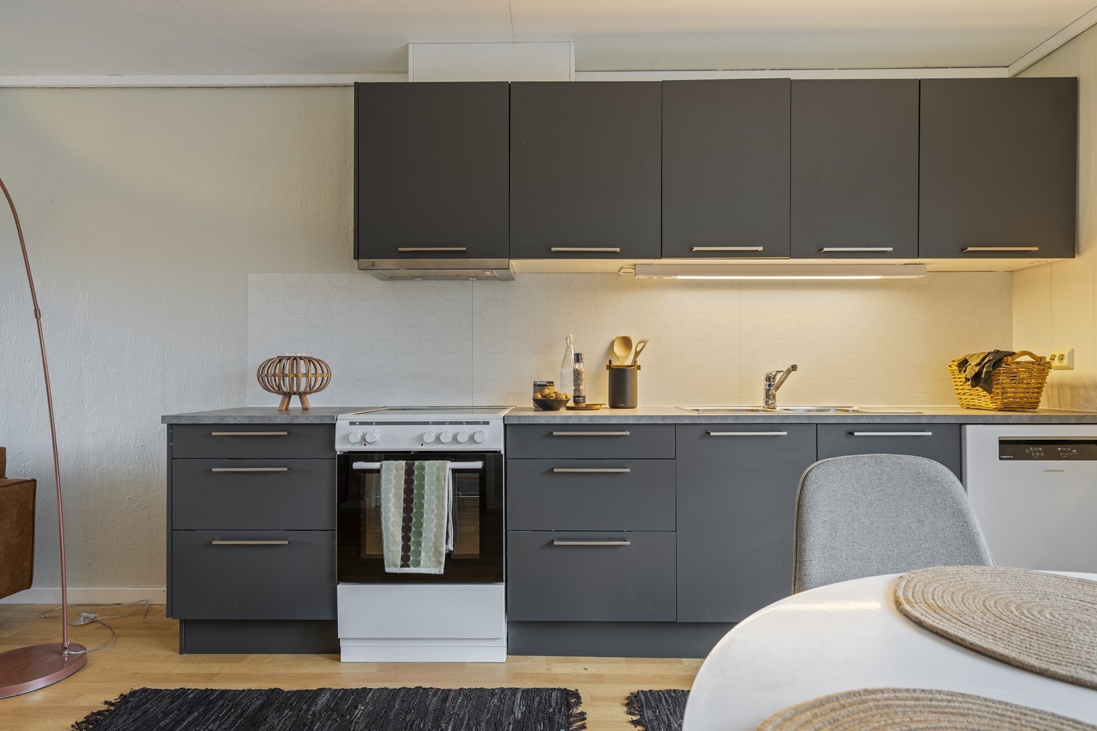 Tiltalende kjøkken med hvitevarer som komfyr og oppvaskmaskin, i tillegg plass til frittstående kombiskap Galleribilde