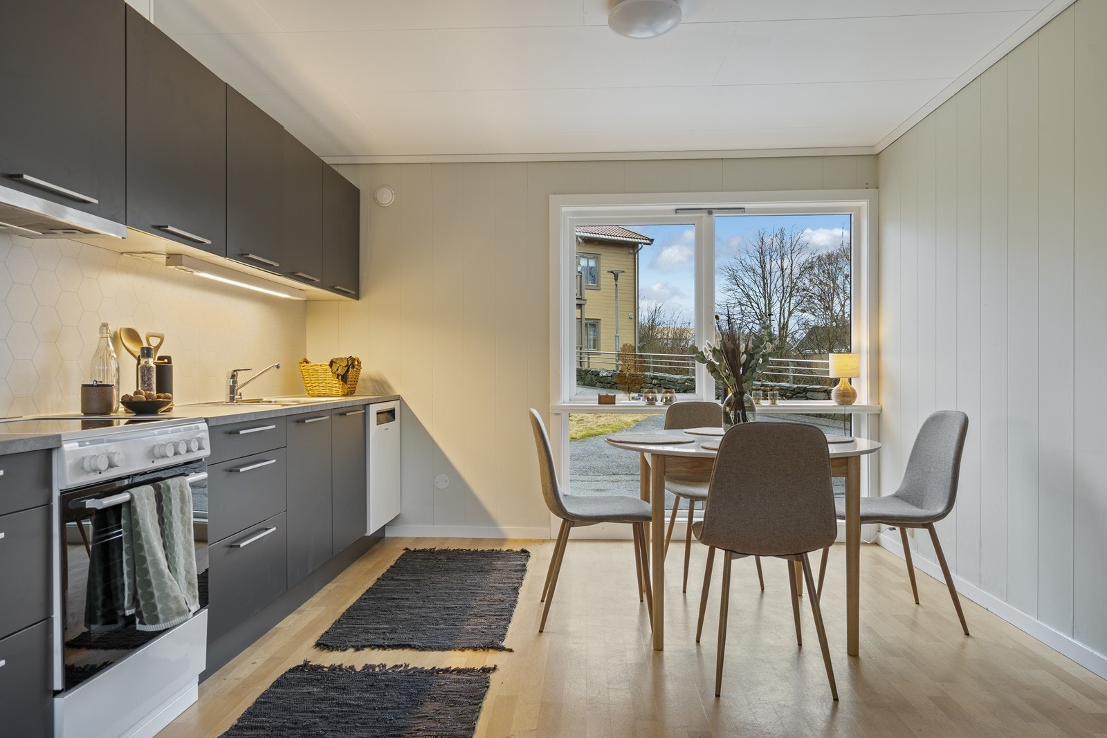 Stue er i åpen løsning til kjøkken og oppleves som et hyggelig samlingspunkt! Galleribilde