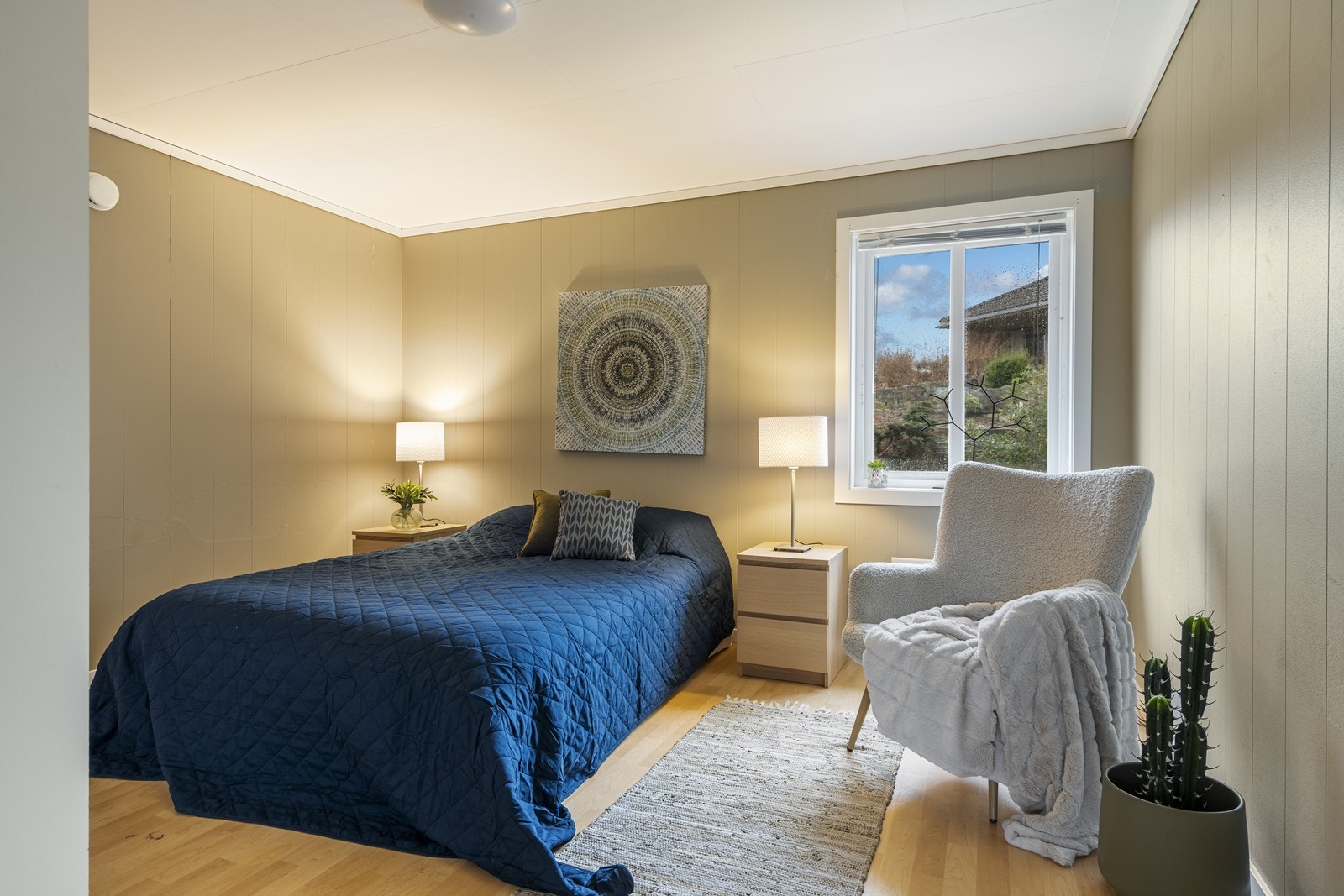 Soverom i boligen er av god størrelse med plass til dobbeltseng, nattbord og garderobeskap Galleribilde