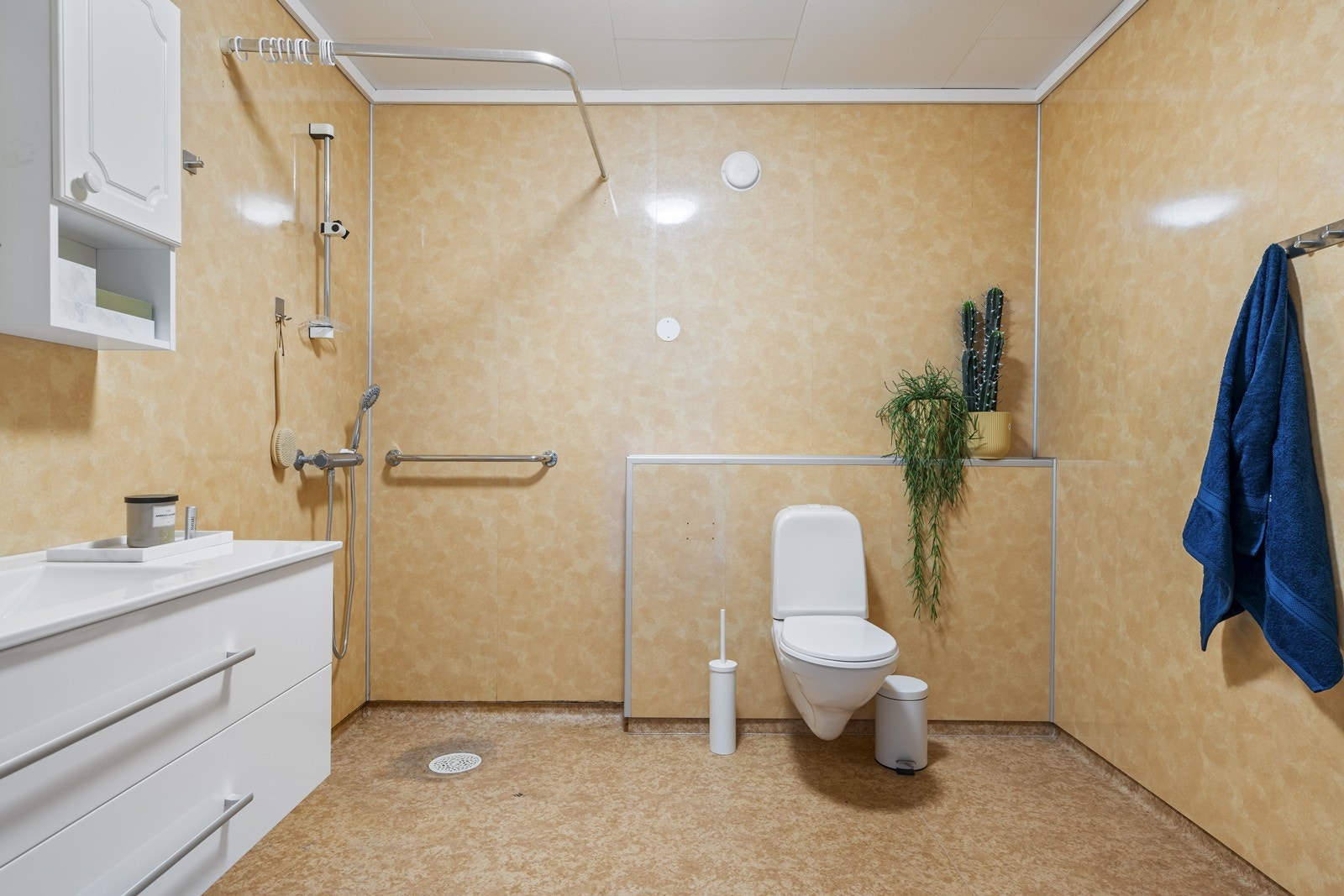 Badet er fra byggeår m/ varmekabler på gulv Galleribilde