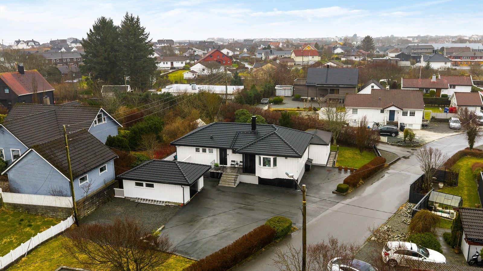 Eiendommen har en pent opparbeidet tomt på hele 1 475,5 kvm Galleribilde
