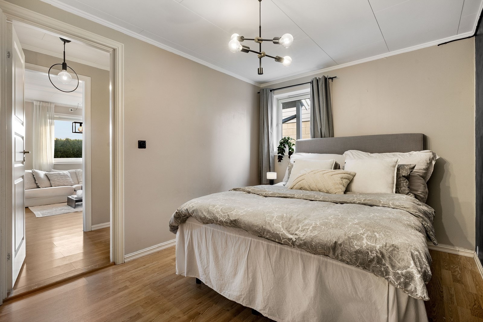 Soverommet holder en god størrelse, det gir deg plass til både nattbord og garderobe. Galleribilde