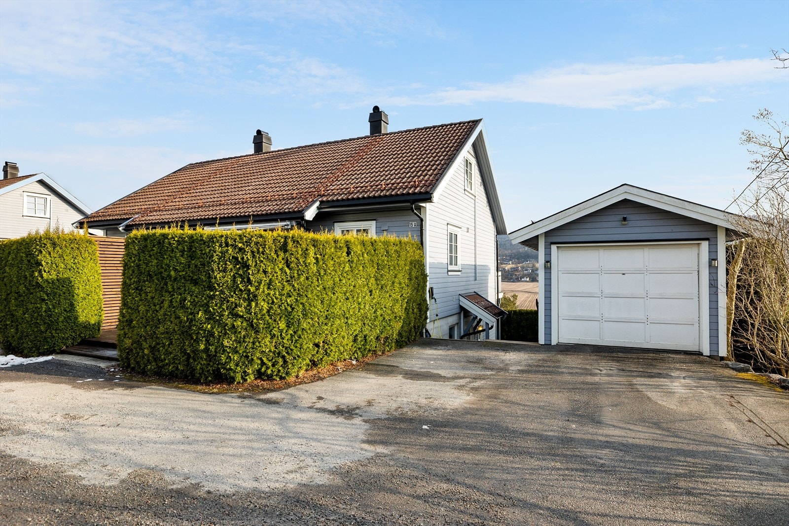 Leiligheten har egen parkeringsplass foran trapp. Her er det også el-bil lader som medfølger i handelen. Galleribilde