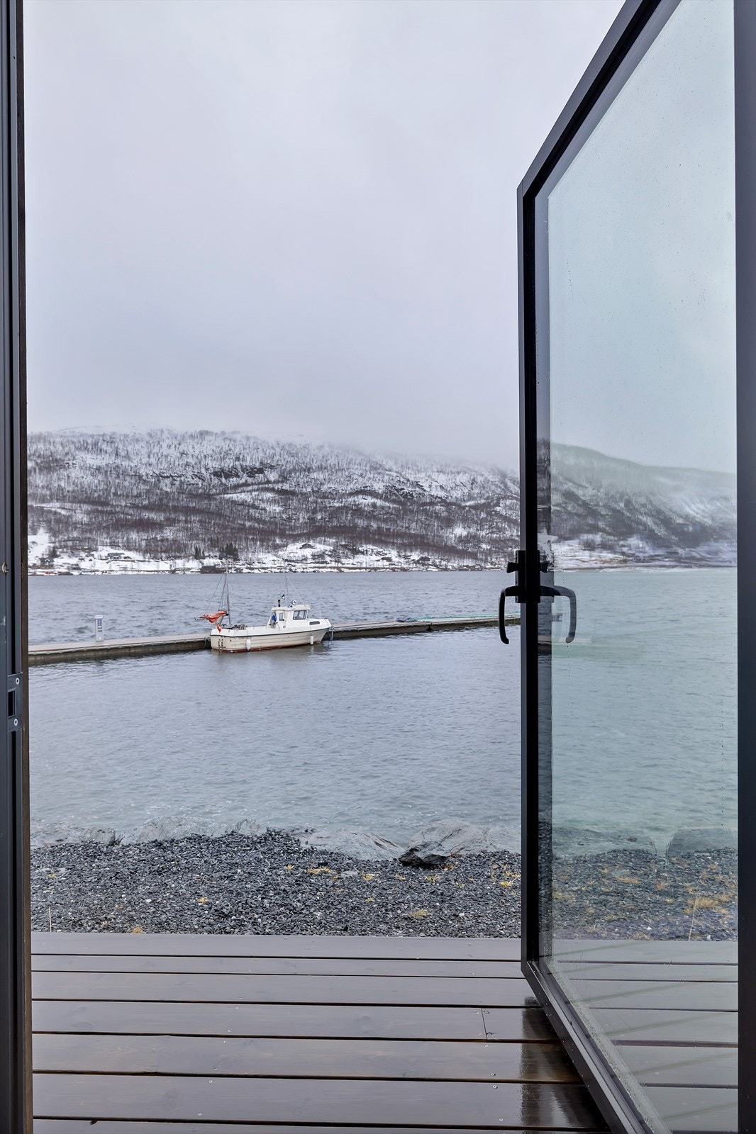 Utgang til terrasse med flott utsikt Galleribilde