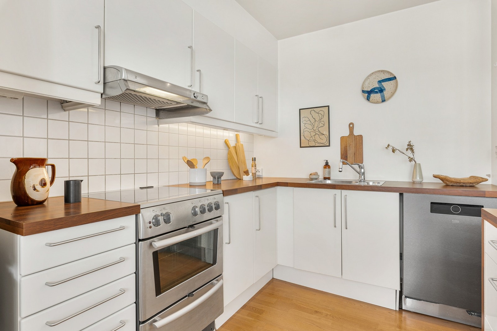 Romslig benkeplate og mye lagringsplass i over- og underskap. Galleribilde