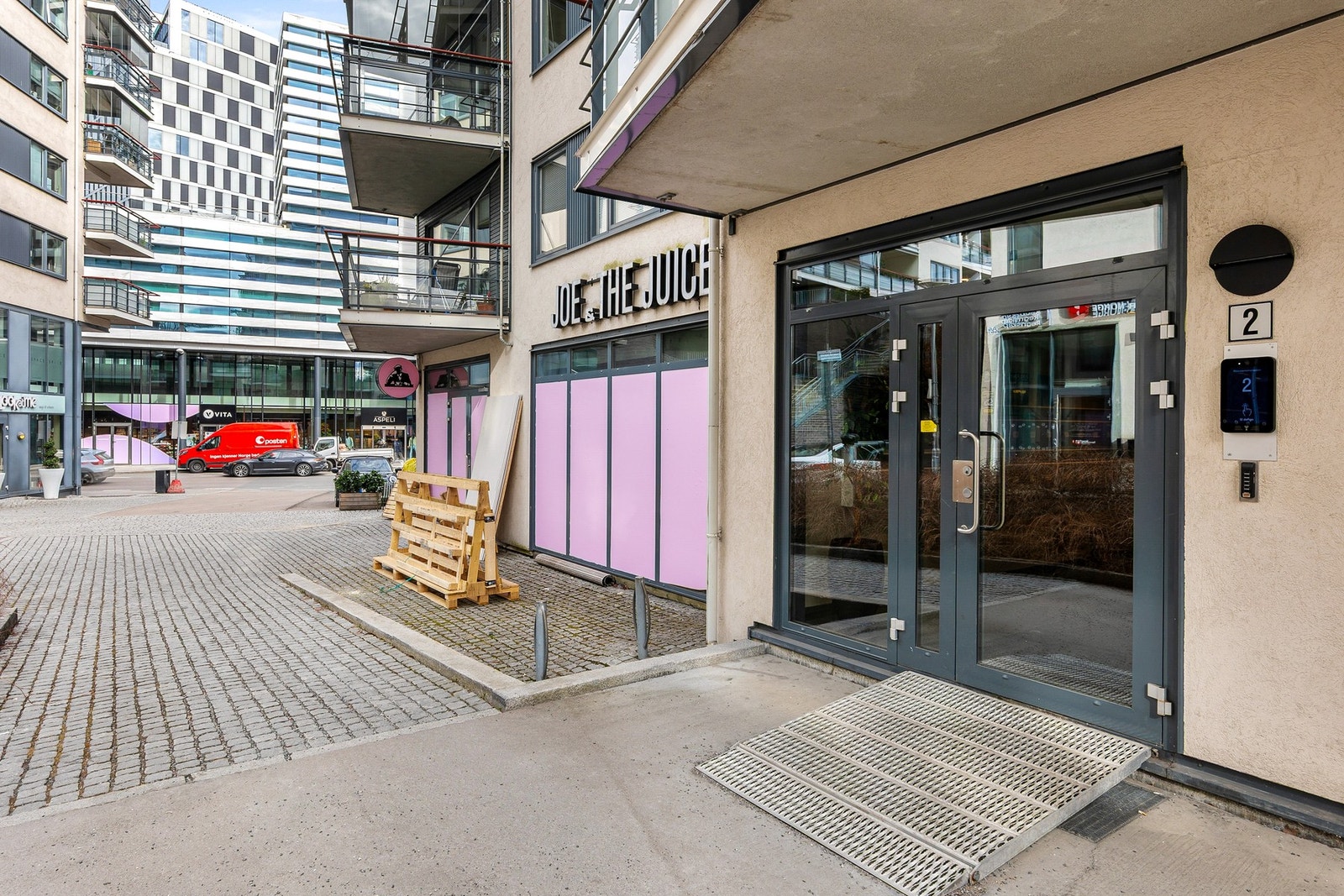 Kun noen meter til Karenslyst allé. Her er det en rekke butikker og servicetilbud. Galleribilde