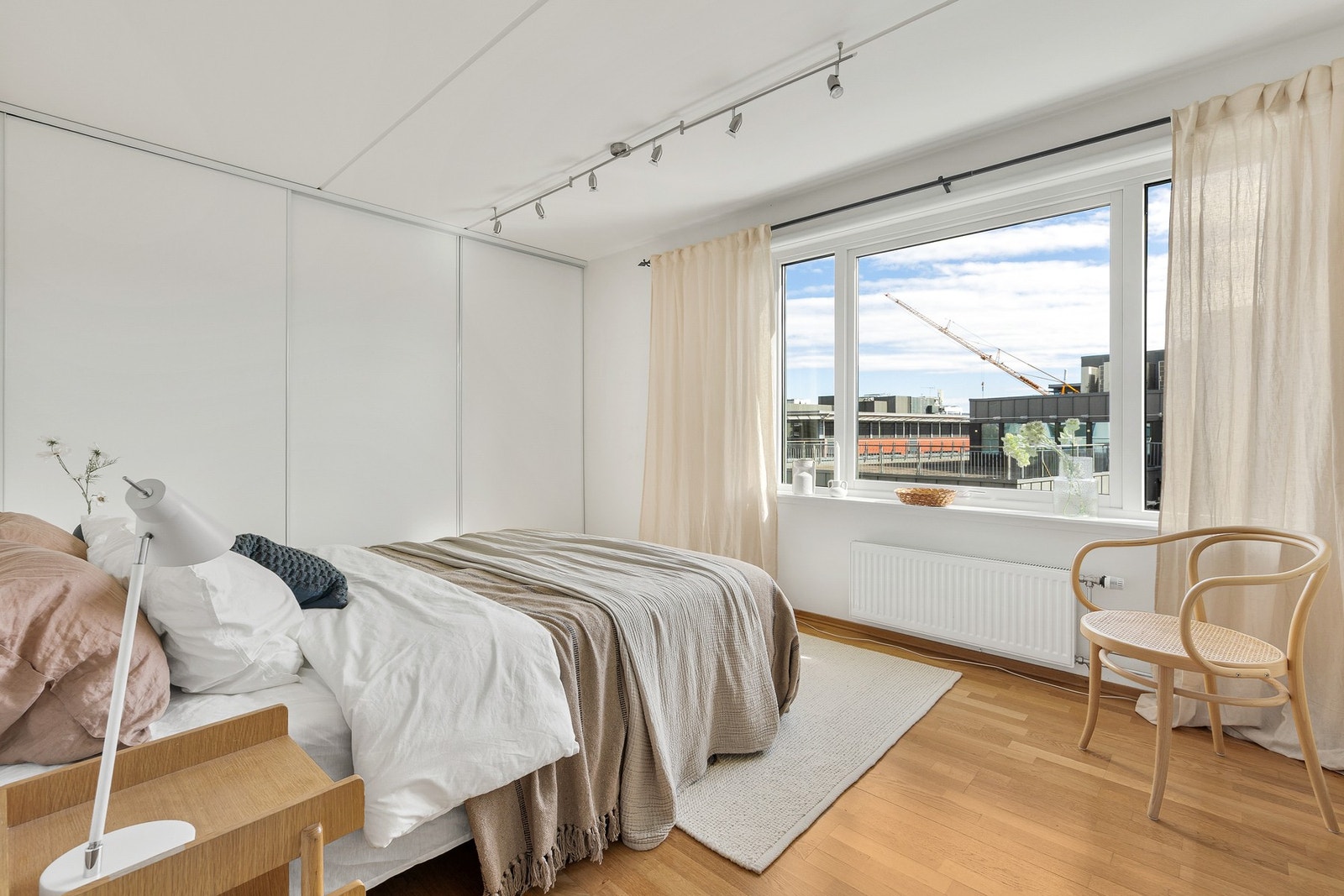 Med innebygget skydedørsgarderobe. Galleribilde