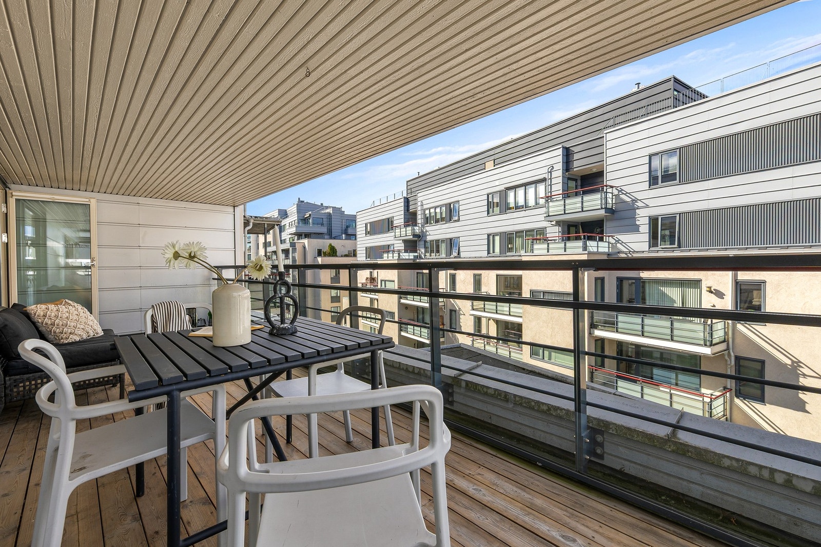 Balkongen har overbygg og ettermiddagssol. Galleribilde