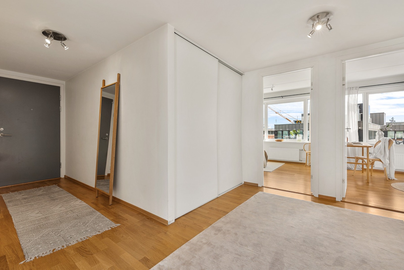 Velkommen inn! Entré med gang og gode oppbevaringsmuligheter i skyveskapsgarderobe. Galleribilde