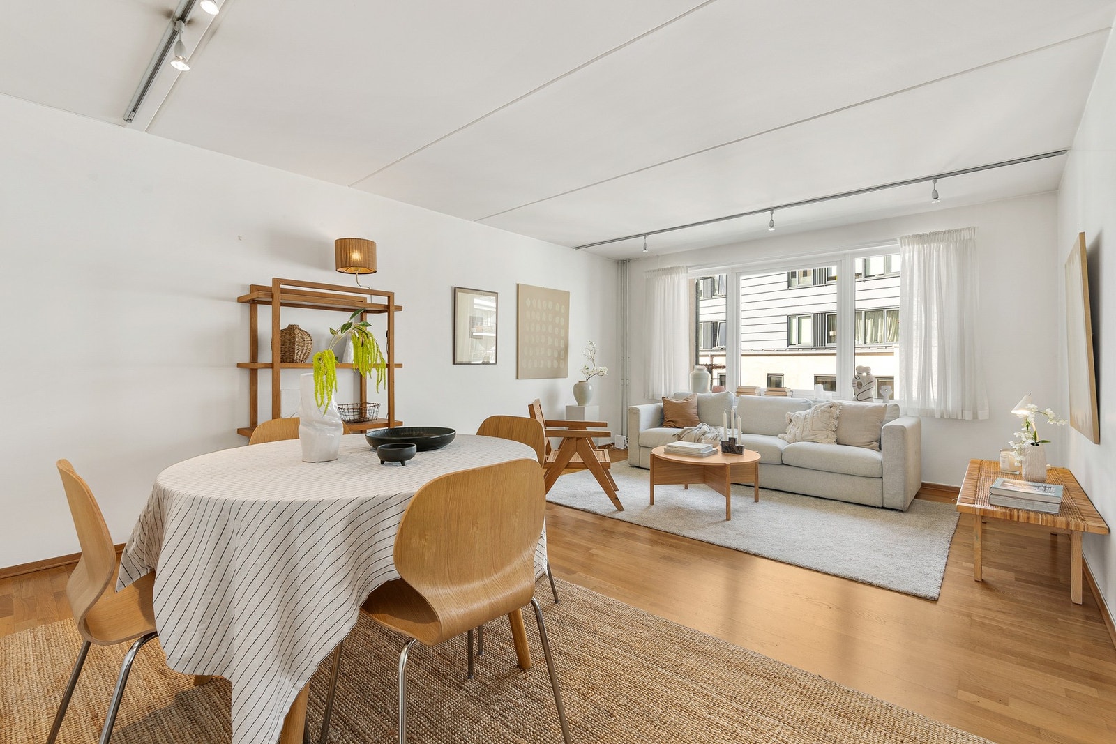 Stuen er romslig med god plass til sofagruppe og spisebord. Galleribilde