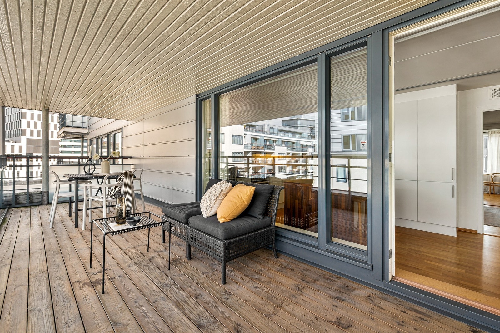 Balkongen er på 16kvm og har god plass til bla. utemøbler og grill. Galleribilde