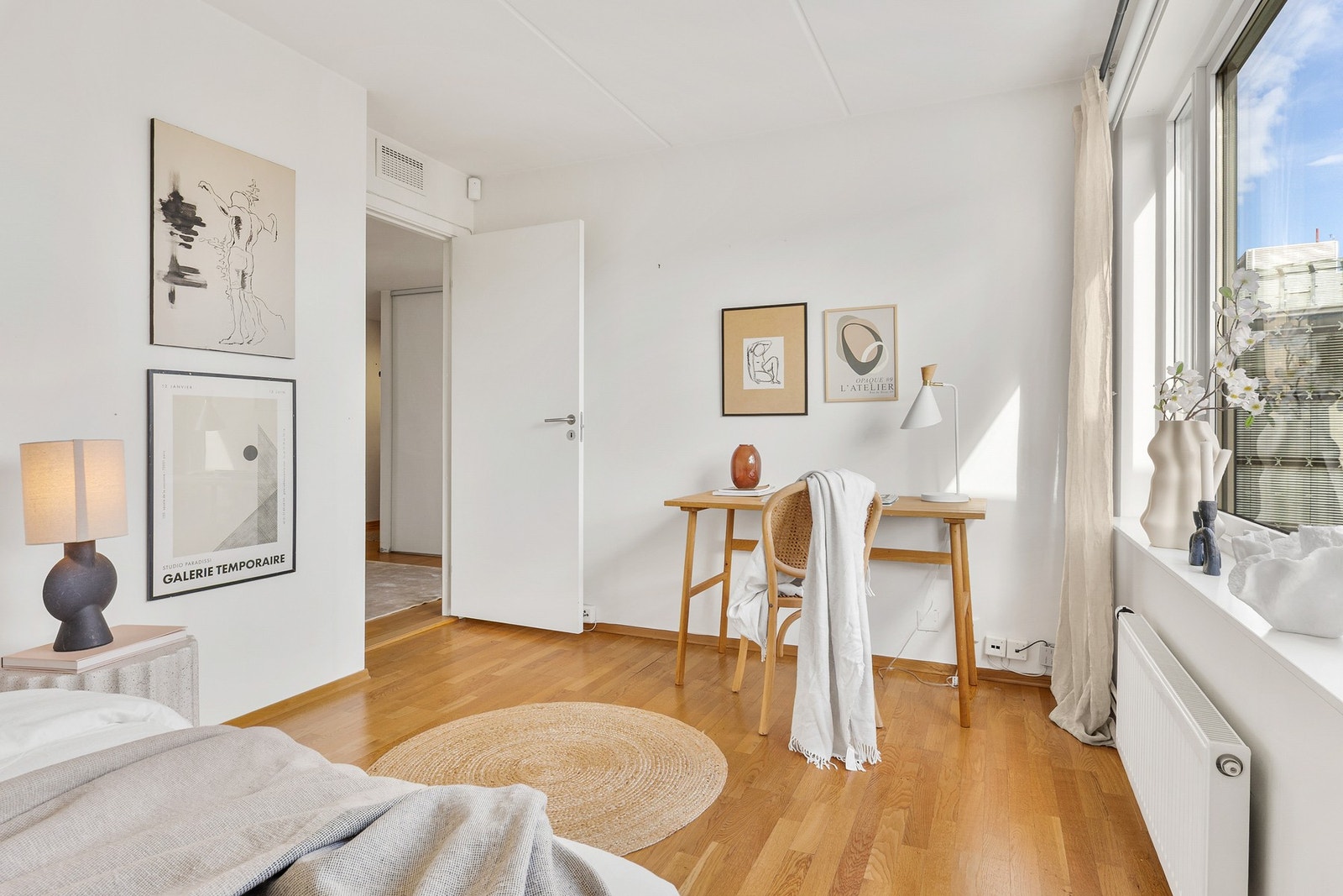 Begge soverom har god plass til seng, nattbord og skrivebord. Galleribilde