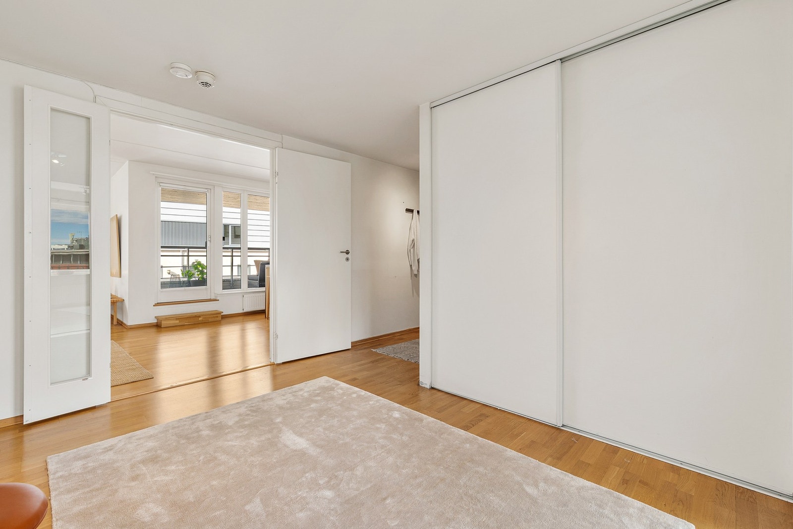 Gangen har direkte adkomst til alle rommene i leiligheten. Galleribilde