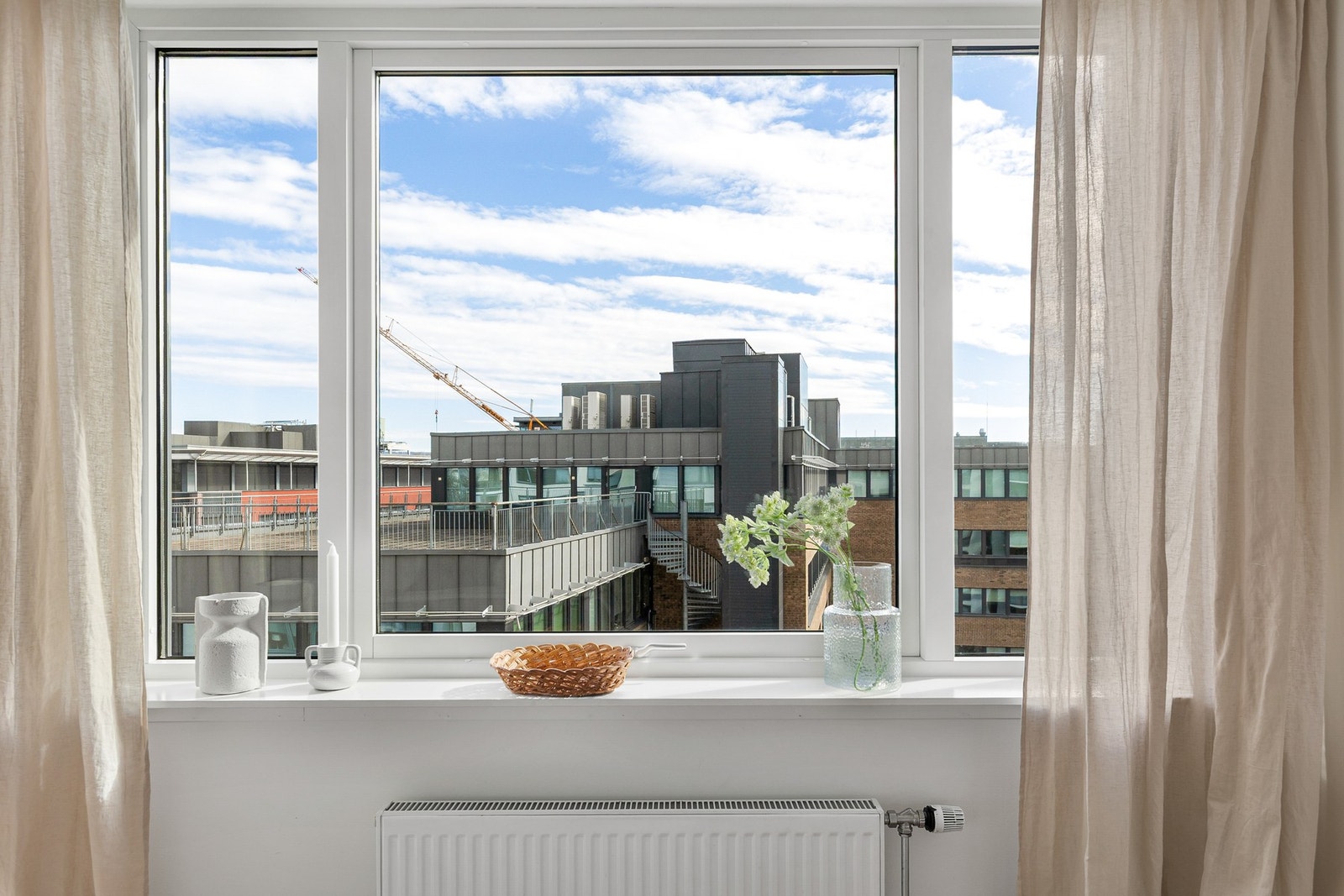 Begge soverom med sørøst-vendte vinduer og svært lite innsyn. Bygget du ser på bildet er et kontorbygg. Altså vil det være tomt etter 17:00 i hverdager og i helger. Galleribilde