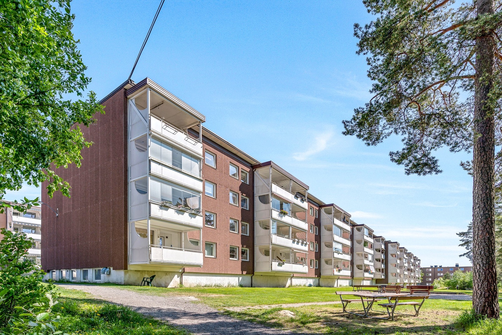 Leiligheten ligger flott og skjermet til i byggets første etasje, med utsyn mot borettslagets pent opparbeidede fellesarealer. Galleribilde