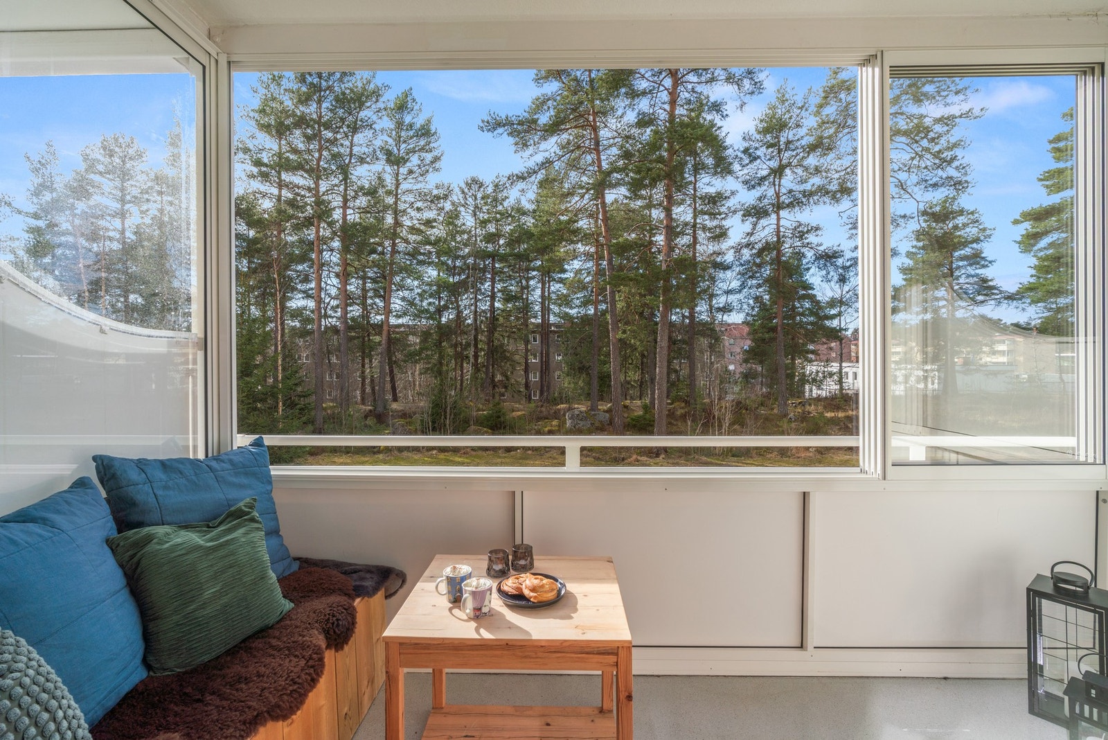 Fra stuen er det utgang til en vestvendt, innglasset balkong på ca. 9 kvm. Vinduene på balkongen kan skyves til side slik at solen og sommeren slipper helt inn. Galleribilde