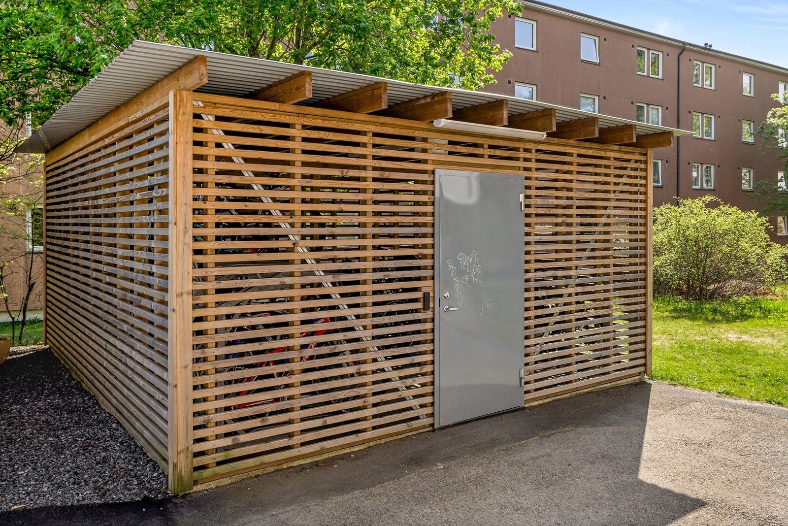 Borettslaget har felles sykkelboder for beboerne. Galleribilde