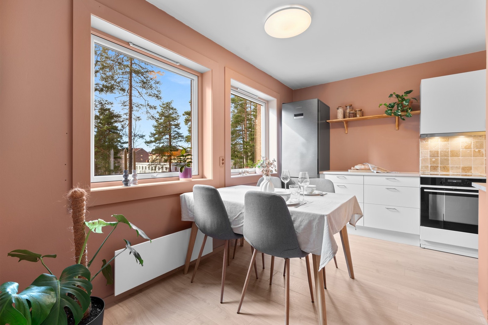 Leiligheten har et adskilt og pent kjøkken fra 2011 med hyggelig spiseplass ved vindu. Gulvet på kjøkkenet ble skiftet i 2025. Galleribilde