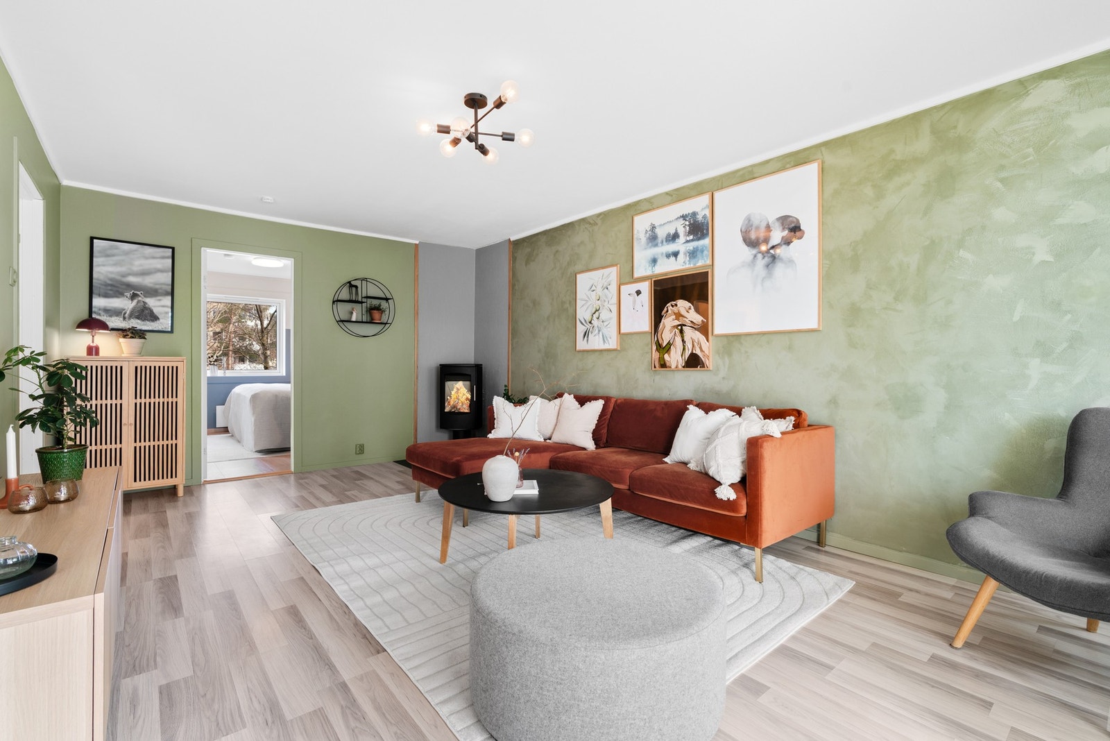 Det ble foretatt piperehabilitering i regi av borettslaget i 2021/22. I denne forbindelse ble det montert nytt ildsted i leiligheten som gir ekstra varme og hygge gjennom vinteren. Galleribilde
