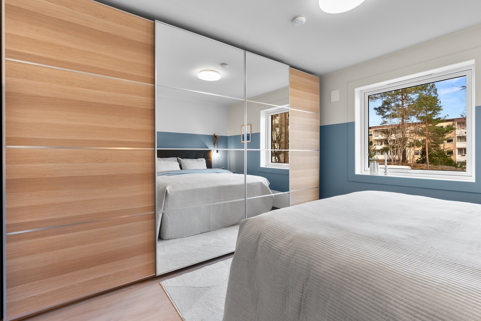 Rommet er lyst og fint, har laminatgulv og en stor skyvedørsgarderobe fra 2023 med speil og masse oppbevaringsplass. Galleribilde