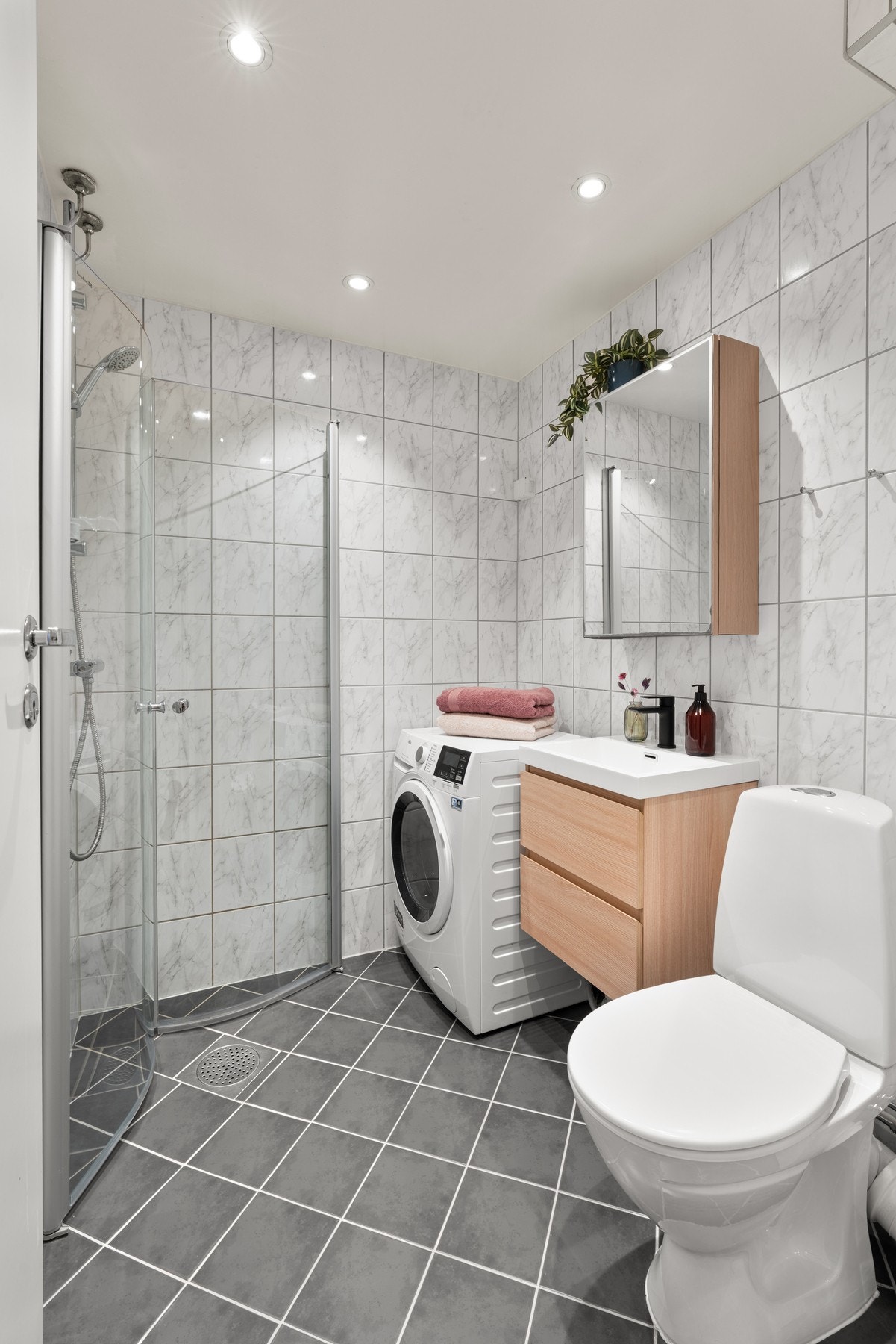 Badet ble totalrehabilitert i regi av borettslaget i 2008, og videre ble det byttet servant og servantskap på badet i 2021. Opplegg for vaskemaskin i hjørnet. Galleribilde