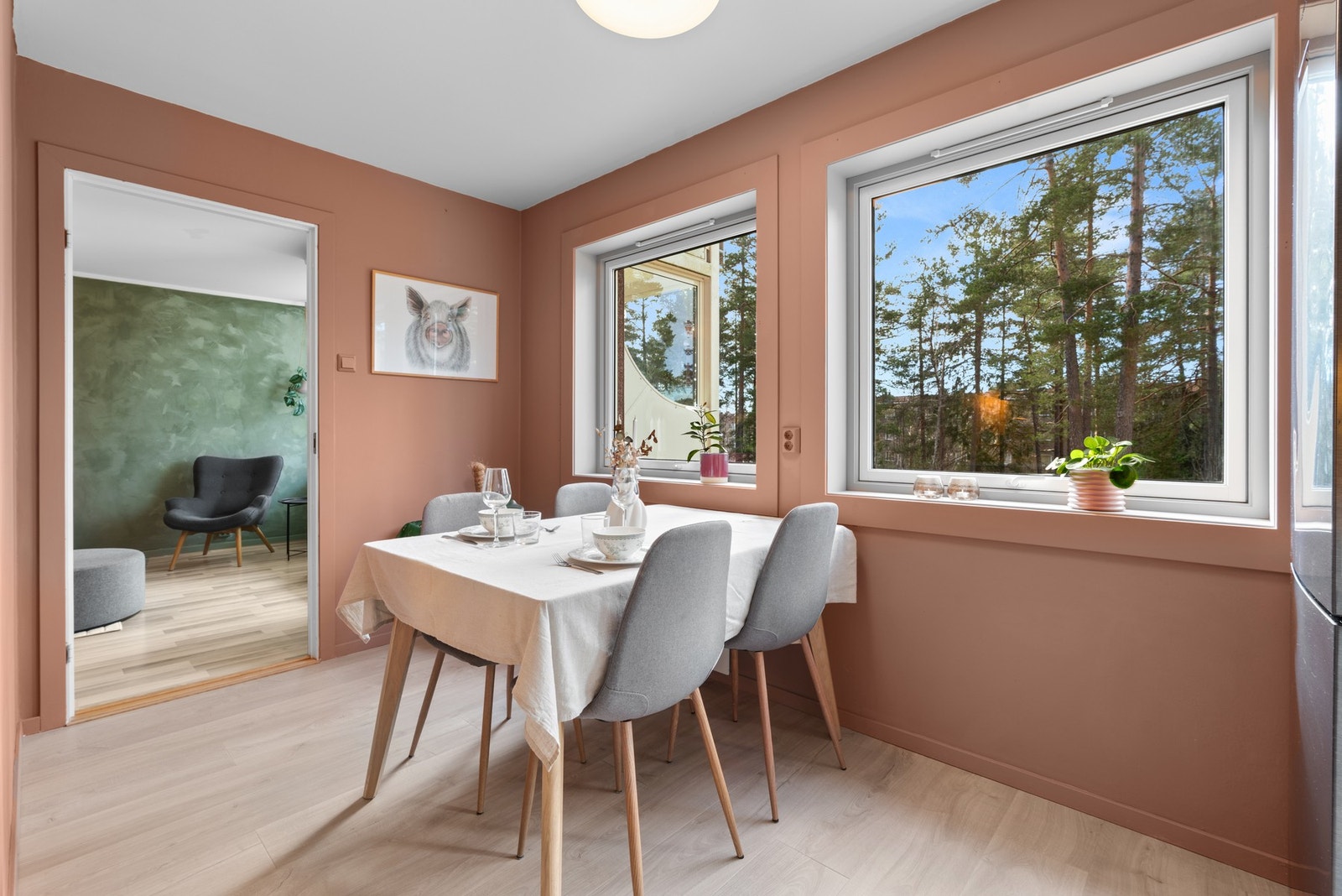 Rommet får godt med naturlig lysinnslipp fra store vindusflater mot vest. Vinduene og balkongdøren ble skiftet i regi av borettslaget i 2016/17. Galleribilde