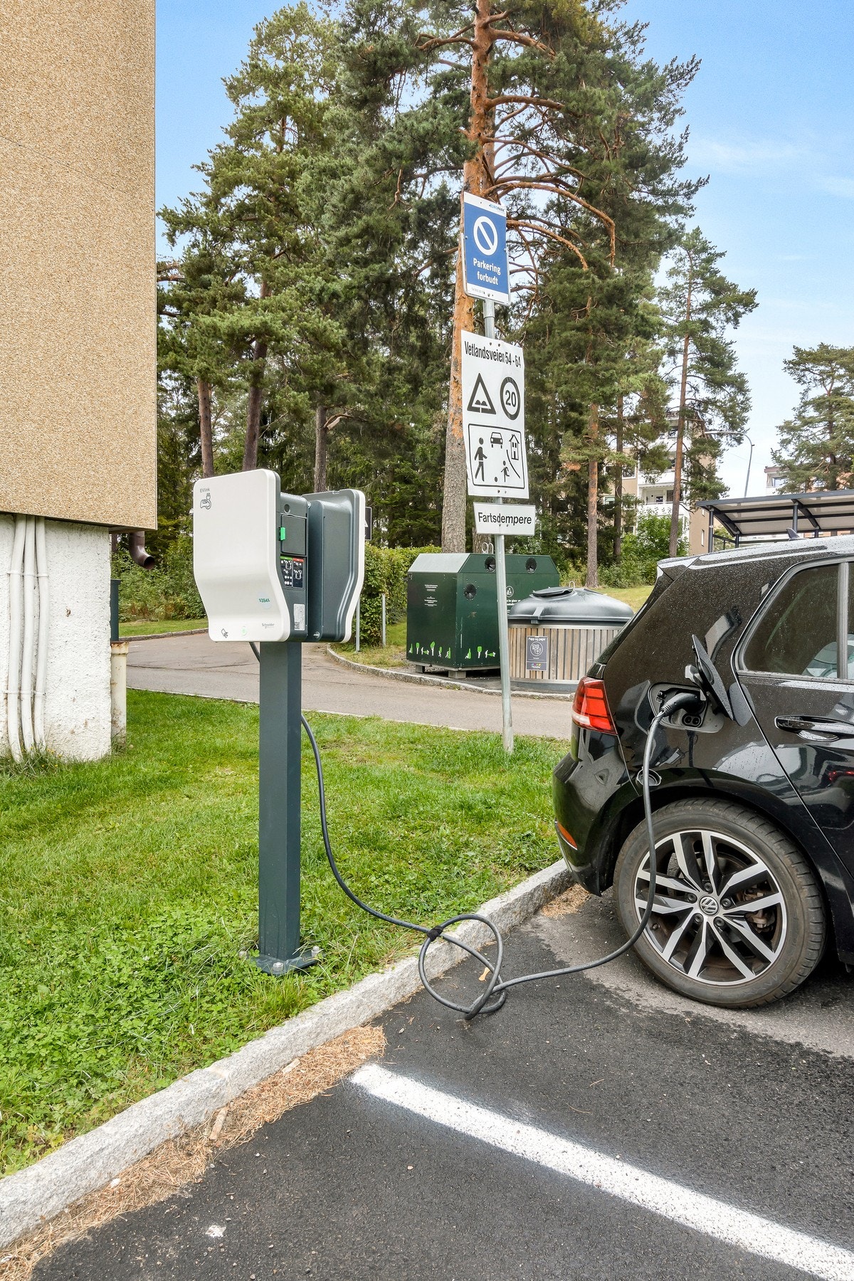 Borettslaget disponerer 155 parkeringsplasser som leies ut etter ventelister, og i 2019/20 ble det etablert 40 ladeplasser for elbil. Galleribilde