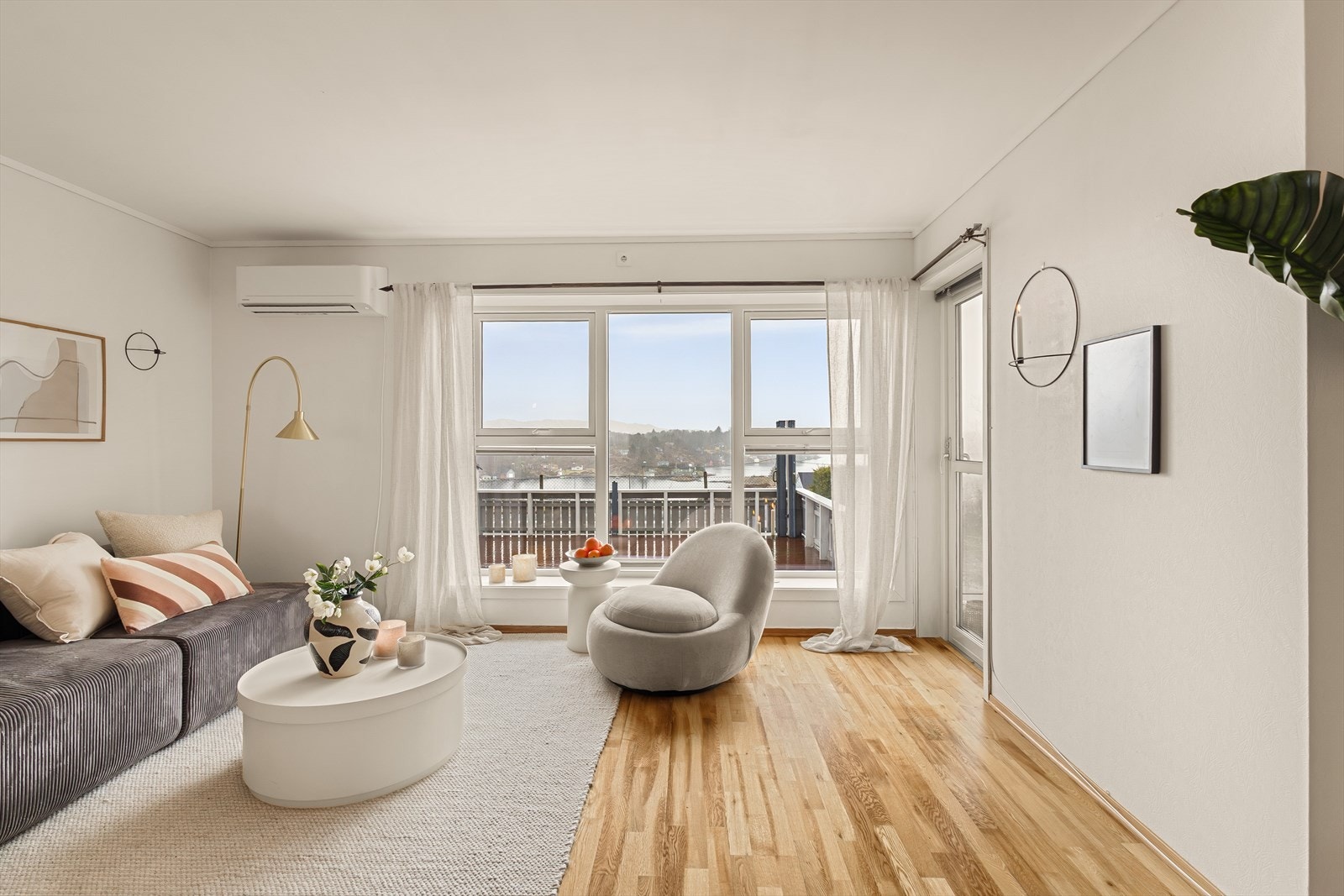 Vedovnen skaper en lun og behagelig stemning på kjølige dager, mens varmepumpen sørger for jevn og komfortabel temperatur gjennom hele året. Galleribilde