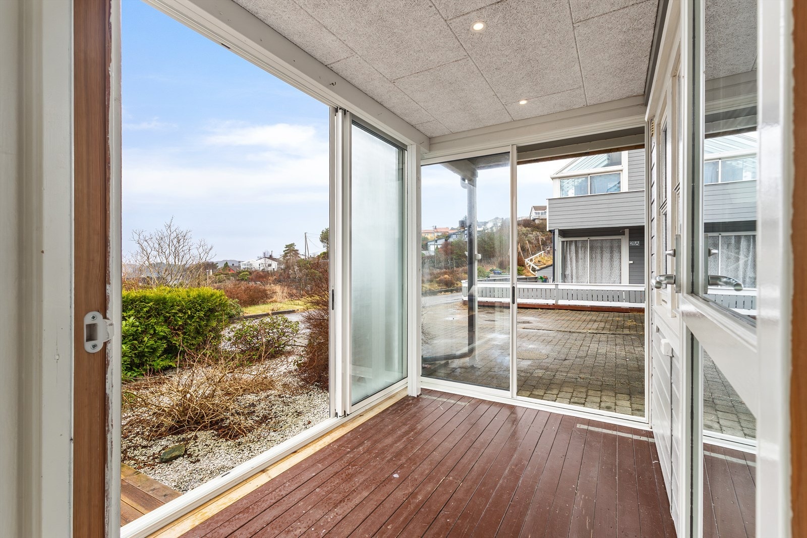 Fra stuen er det adkomst til en innglasset terrasse på ca. 6,8 m², vendt mot nordvest. Galleribilde