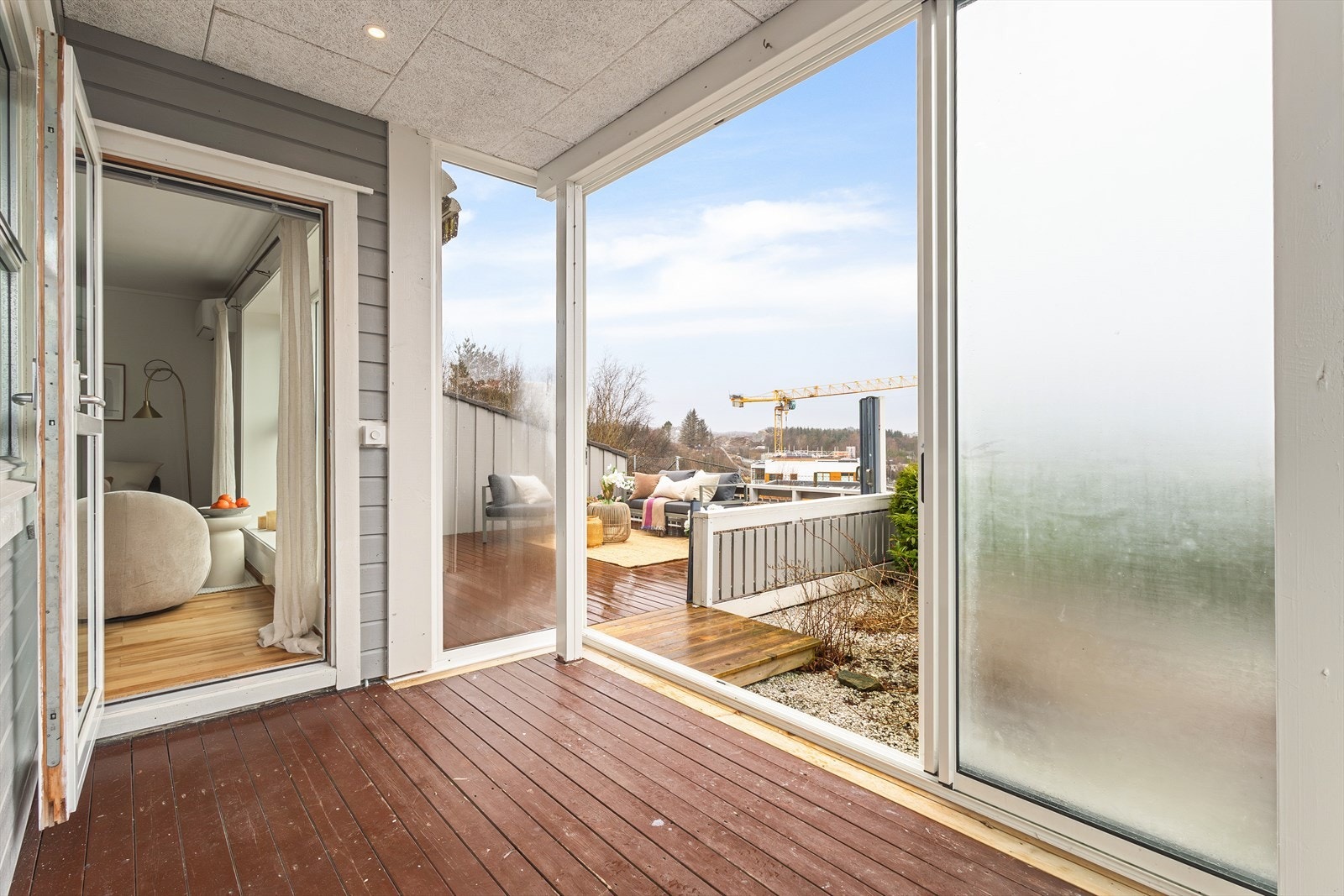 Terrassen ble innglasset i 2023 og fremstår som en naturlig forlengelse av stuen - et ekstra oppholdsrom store deler av året. Galleribilde