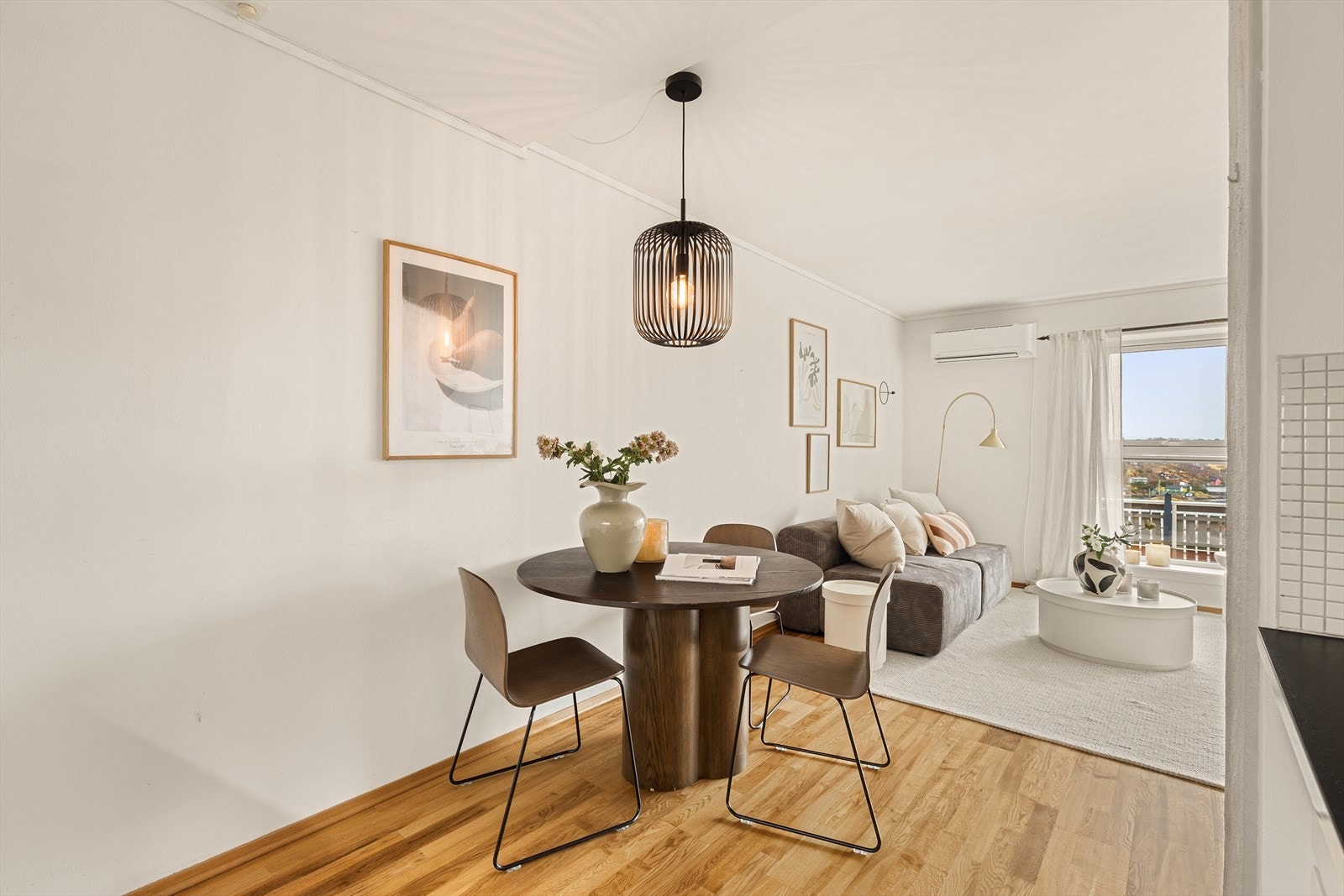 Det er god plass til spisebord, noe som gjør kjøkkenet til en naturlig samlingsplass i hverdagen. Galleribilde