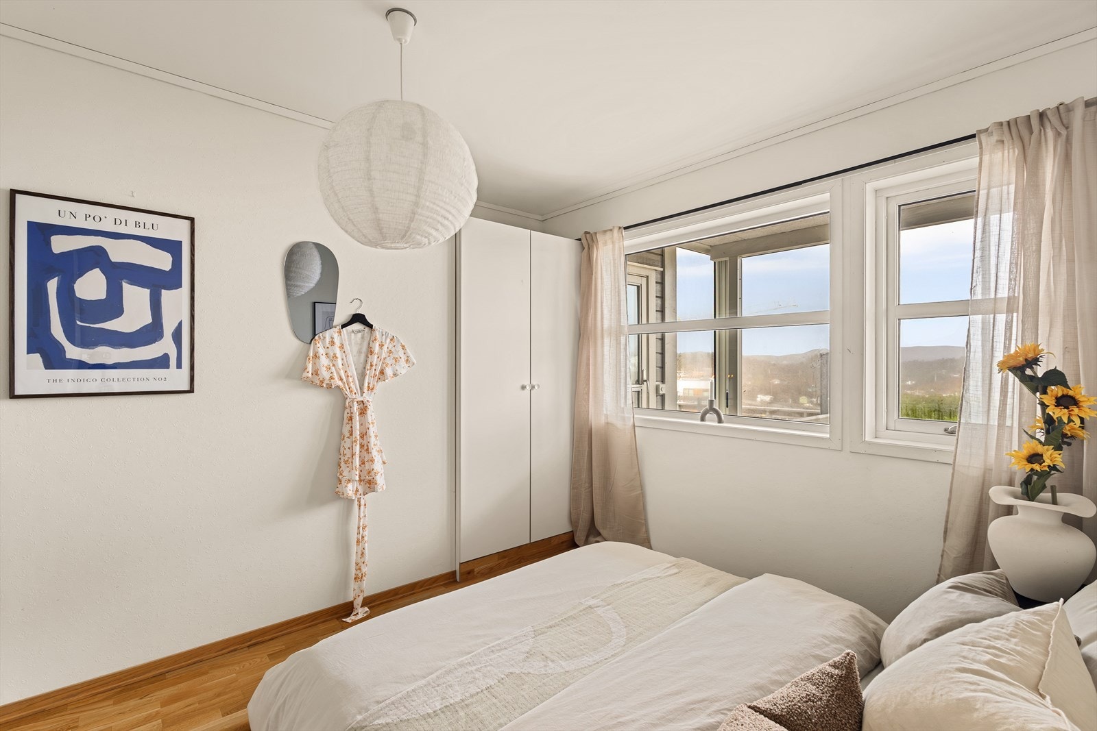 Store vindusflater gir godt med naturlig lys og en flott utsikt å våkne til - en rolig og behagelig start på dagen. Galleribilde