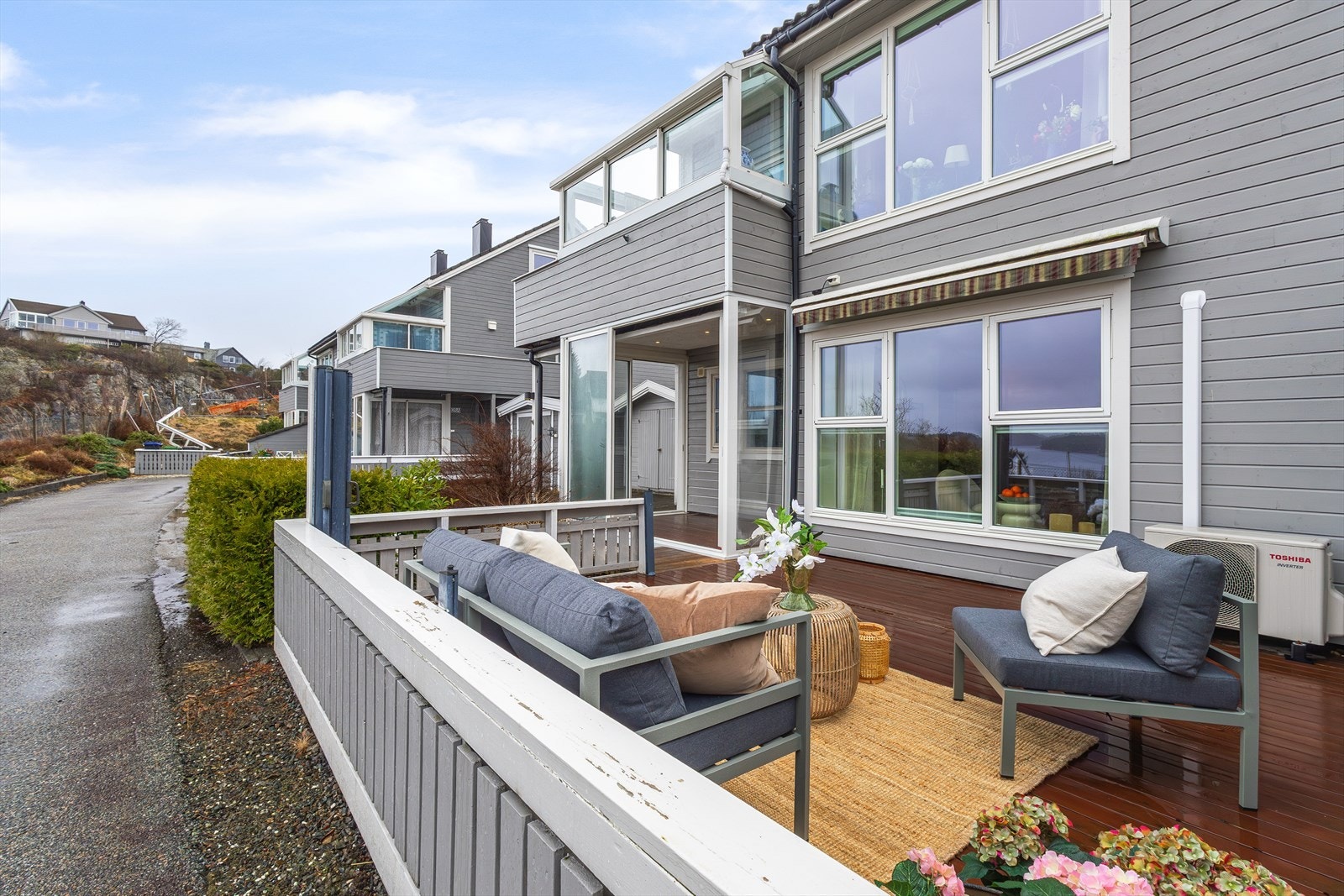 Utenfor leiligheten finner du en stor og flott terrasse på ca. 20 m², vendt mot nordvest. Galleribilde