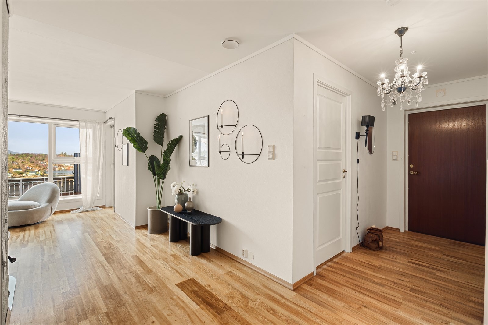 Leiligheten har en stor og romslig gang/entré. Galleribilde