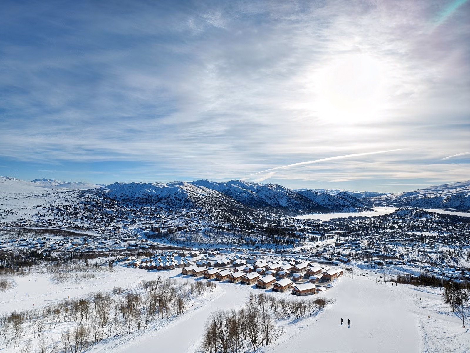 Chaletene sett fra alpinbakken, med utsikt over hele Hovden Galleribilde