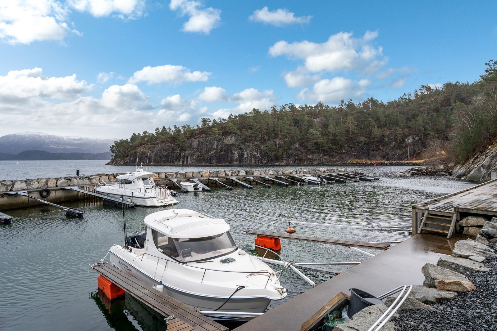 Drømmen om sjølivet: Nausthytte med unik nærhet til fjorden og Skåneviks sjarmerende sentrum. Galleribilde