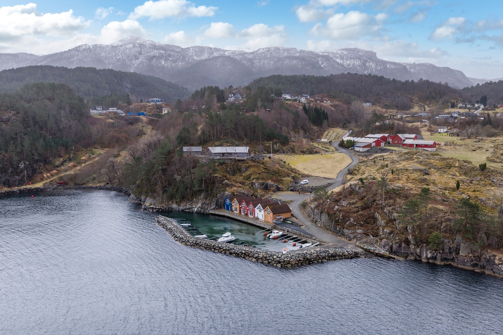 Området har vakker natur med en perfekt kombinasjon av fjord og fjell, som gir gode muligheter for friluftsliv og rekreasjon året rundt. Galleribilde